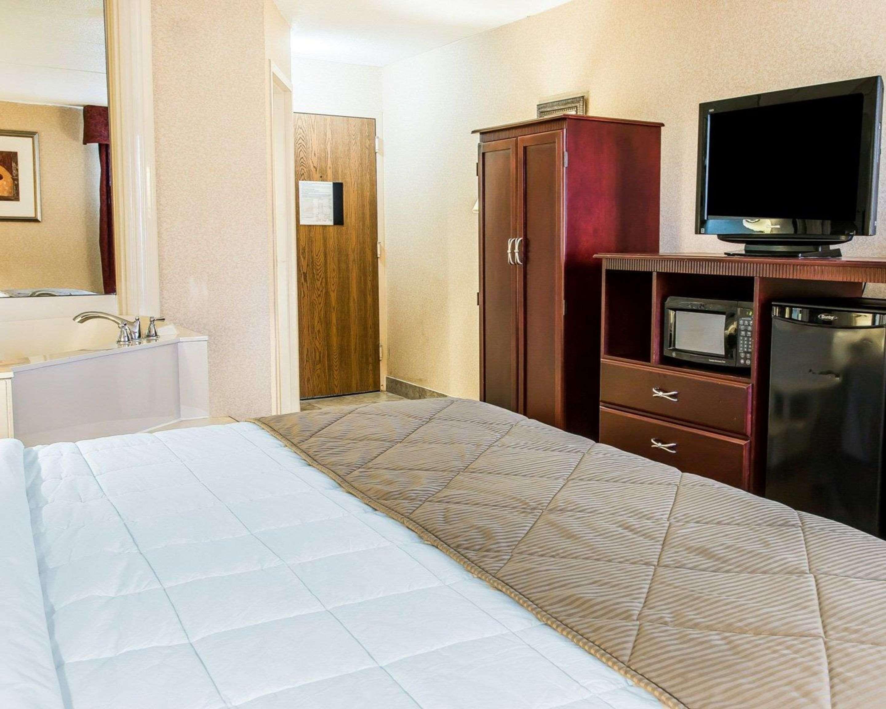 Clarion Inn And Suites Airport Grand Rapids Bagian luar foto