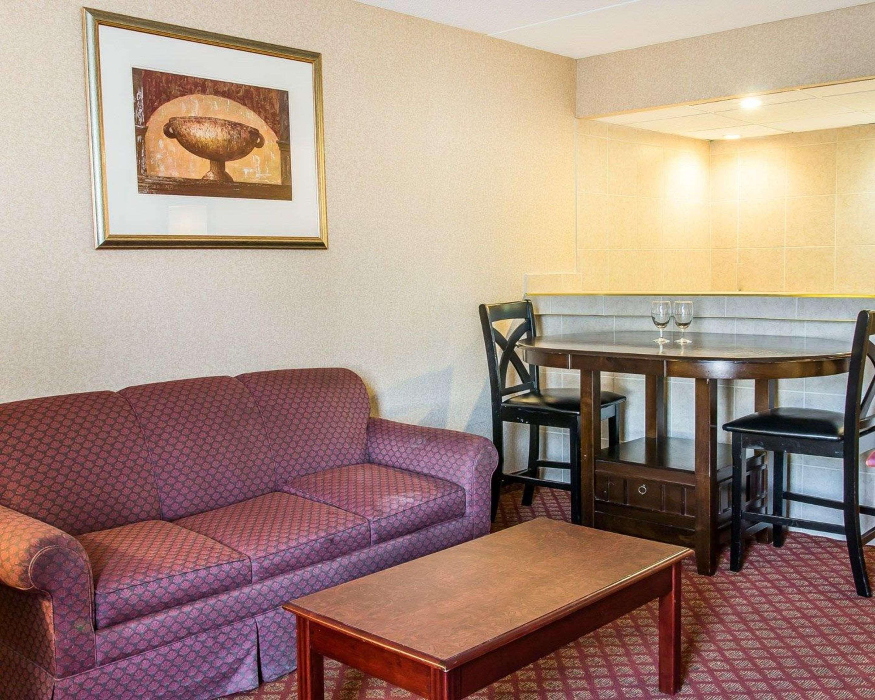 Clarion Inn And Suites Airport Grand Rapids Bagian luar foto