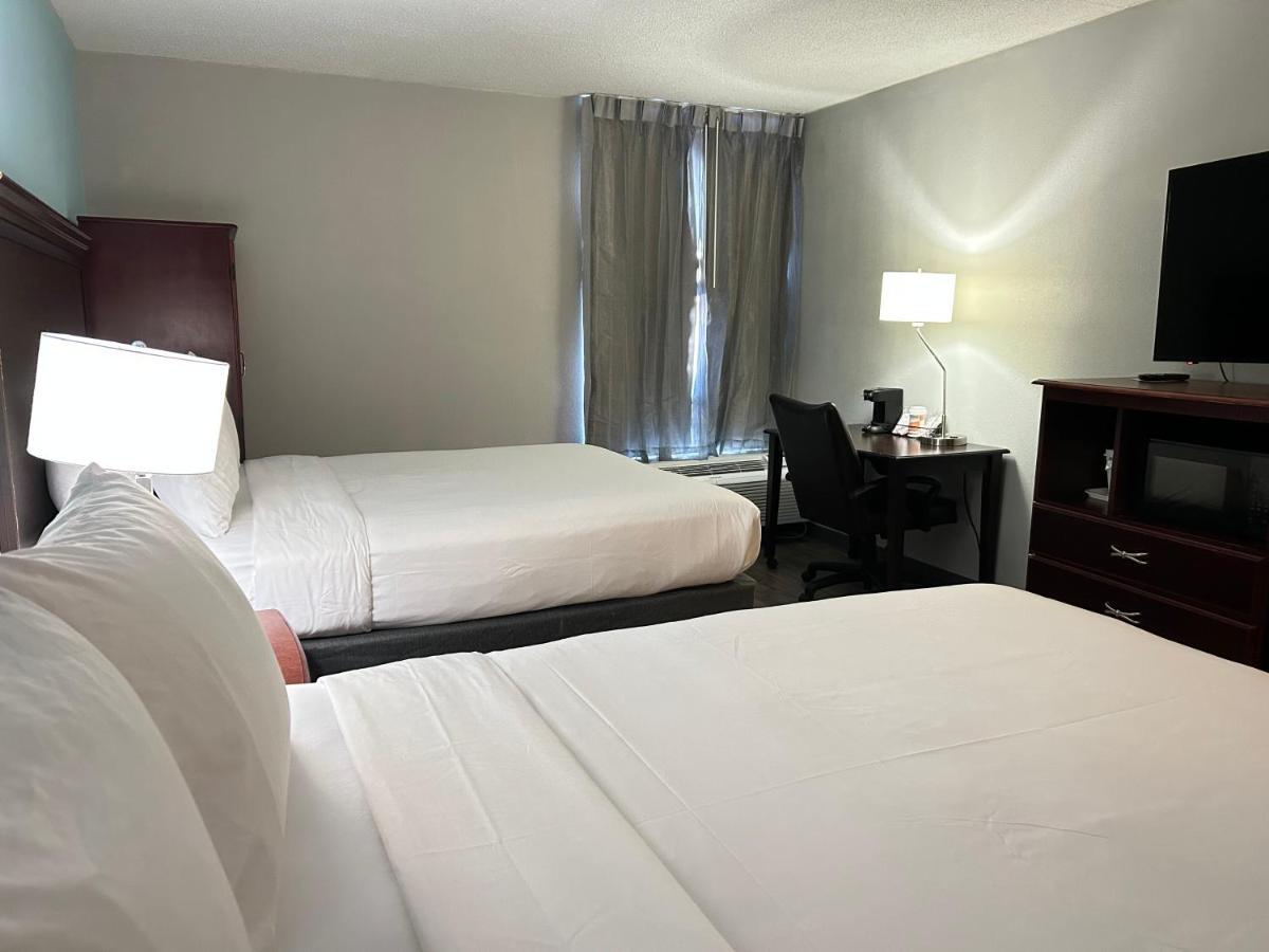 Clarion Inn And Suites Airport Grand Rapids Bagian luar foto