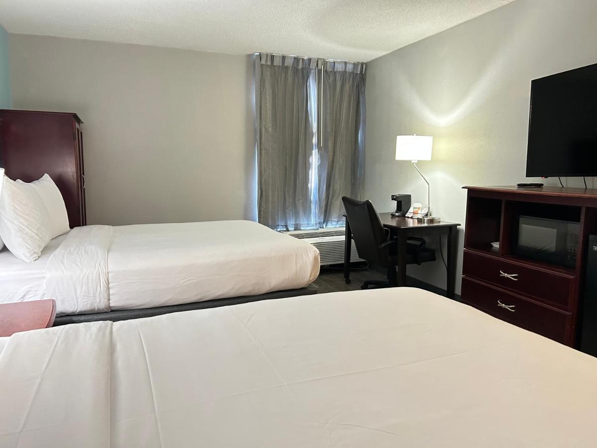 Clarion Inn And Suites Airport Grand Rapids Bagian luar foto