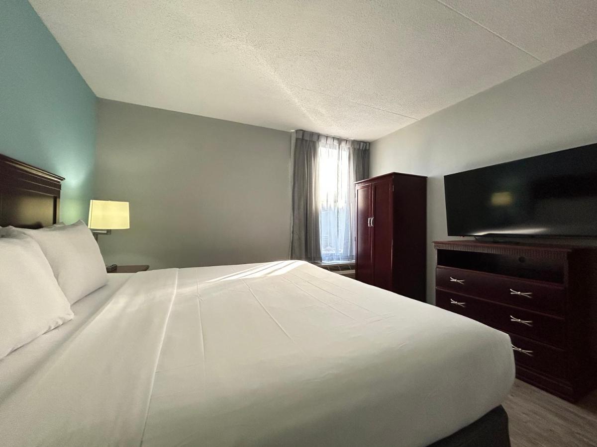 Clarion Inn And Suites Airport Grand Rapids Bagian luar foto