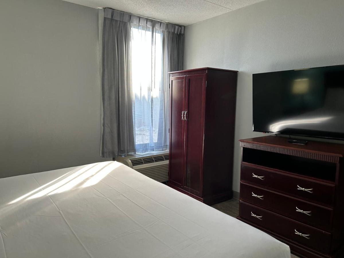 Clarion Inn And Suites Airport Grand Rapids Bagian luar foto